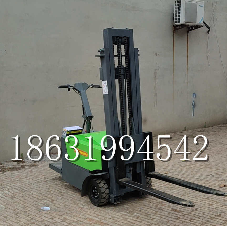 宁陵县优程全电动叉车插腿式堆高车液压装卸车1.5吨升高小型站驾式铲车